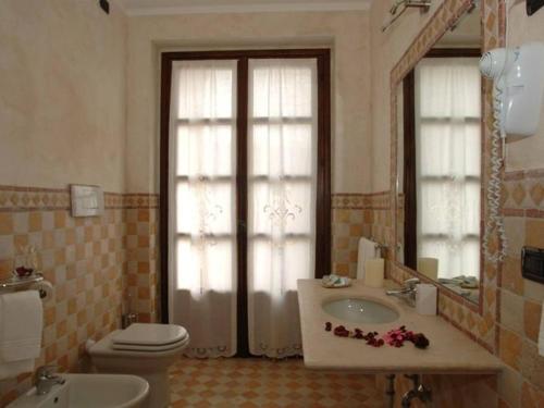 Et badeværelse på Modern Mansion in Nizza Monferrato with Swimming Pool