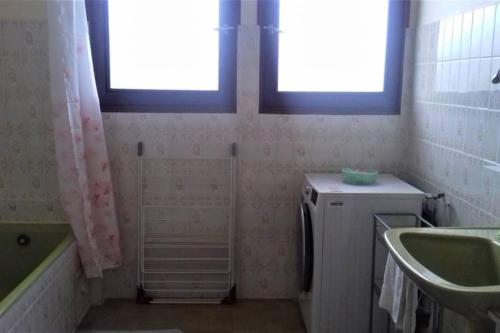 une salle de bain avec un lavabo, une douche et une baignoire dans l'établissement Spacieux appartement proche centre et piscine, à Condom