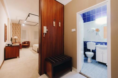 łazienka z toaletą i umywalką w obiekcie The Regent Club Hotel w Niszu