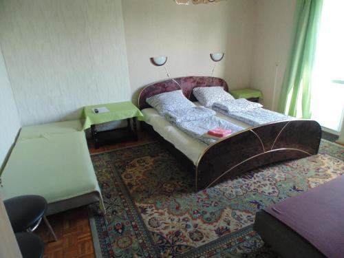1 dormitorio con cama, mesa y alfombra en Villa Turysta, en Białystok