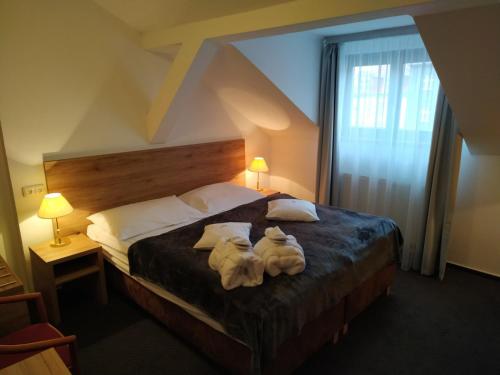 En eller flere senge i et værelse på Anna SPA & Wellness Hotel Nejdek