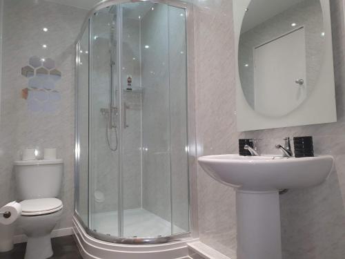 a bathroom with a shower and a toilet and a sink at Hillview home from home in Lackenby