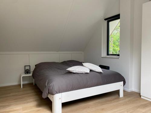 Un pat sau paturi într-o cameră la Vakantiehuisje Time Out