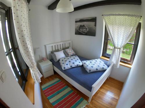ein kleines Schlafzimmer mit einem Bett und einem Fenster in der Unterkunft Zbychówka in Kolonia Rybacka