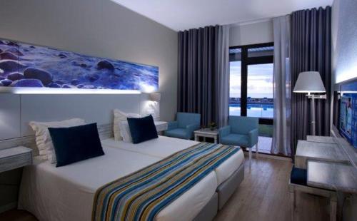 Säng eller sängar i ett rum på Estalagem do Mar