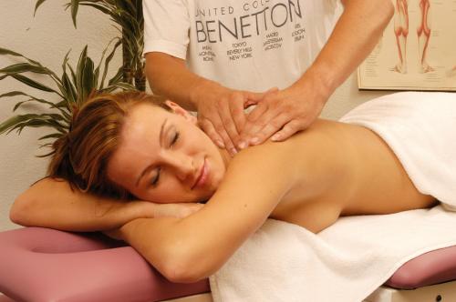 a man giving a woman a massage at Wellness Landhaus Parth in Ossiach