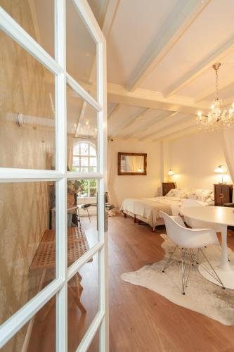 a bedroom with a bed and a desk and a table at CASASdeCASPER - Studio Alkmaar in Alkmaar