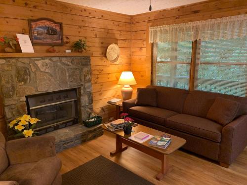 Posezení v ubytování Misty Creek Log Cabins