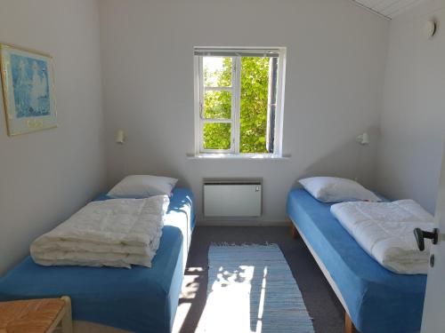Tempat tidur dalam kamar di Feriestedet Skovly