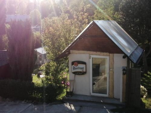 a small dog house with a sign on it at Na Červené louce relax 2 in Cheb