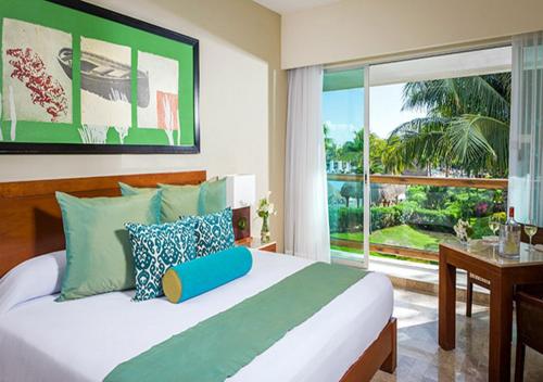 1 dormitorio con cama grande y ventana grande en Vidanta Riviera Maya, en Puerto Morelos
