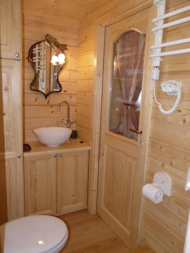 une salle de bain avec toilettes et lavabo dans l'établissement Roulotte du Soleil - Mas du Soleil, à Eyragues