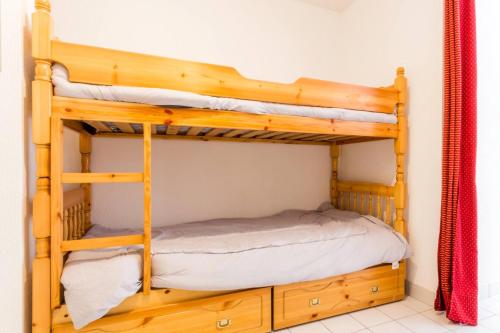 une chambre avec deux lits superposés dans une pièce dans l'établissement Les jardins de sainte Marguerite, à Pornichet