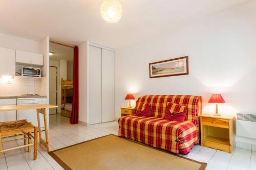 un salon avec un canapé et une table dans l'établissement Les jardins de sainte Marguerite, à Pornichet