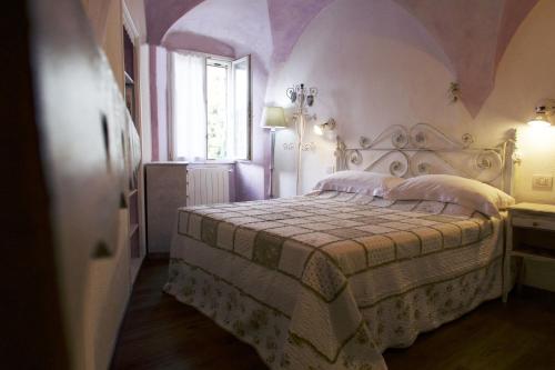 a bedroom with a bed with a purple ceiling at La Camera Dal Ponte in Dolceacqua