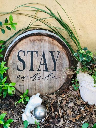 Certifikát, hodnocení, plakát nebo jiný dokument vystavený v ubytování Glen Ellen Inn Secret Cottages