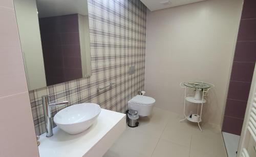 a bathroom with a sink and a toilet in it at Casas de Campo da Barroca in Tabosa