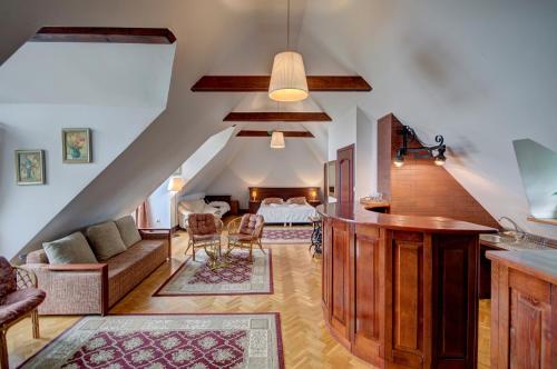 sala de estar amplia con escalera y sala de estar en PANORAMA Mielno, en Mielno