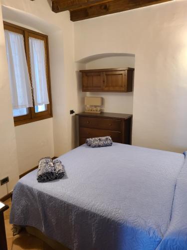 a bedroom with a bed with two pillows on it at Casa Francesca in Gargnano