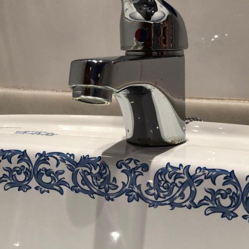 a faucet sitting on top of a bathroom sink at La casa de Tita Elvira 2 in Zafarraya