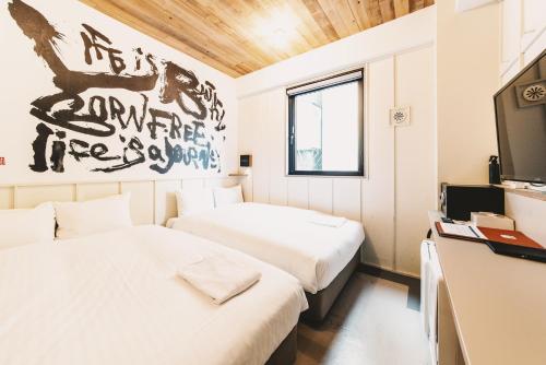 Postel nebo postele na pokoji v ubytování Kamon Hotel Namba