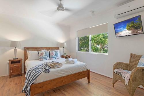 - une chambre avec un grand lit et une fenêtre dans l'établissement Marina Terraces Port Douglas, à Port Douglas