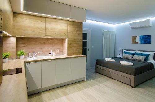 een slaapkamer met een bed, een wastafel en een keuken bij Studio Take A Break in Sveti Konstantin
