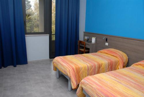 Un pat sau paturi într-o cameră la Serafico Guesthouse