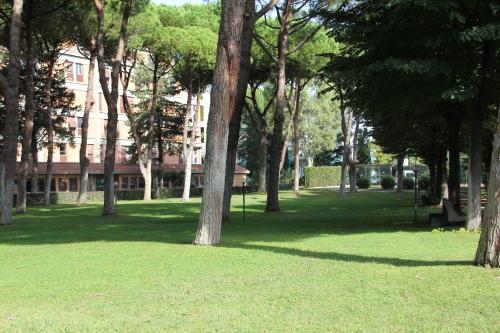 a park with trees and a building in the background at Serafico Guesthouse in Rome