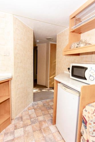 a kitchen with a white microwave on a counter at Guest House Rannaliiv in Võsu