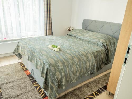 sypialnia z łóżkiem z kwiatami w obiekcie Nadmorskie Tarasy A 406 w Kołobrzegu