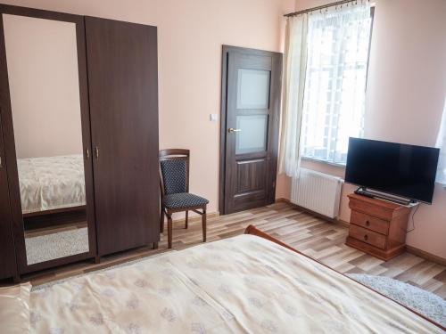 Televízia a/alebo spoločenská miestnosť v ubytovaní Apartamenty na Cichej 5 a4