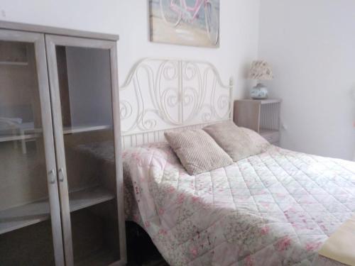 ラスパルマス・デ・グランカナリアにあるApartamento En El Old Town Trianaのベッドルーム(ベッド1台、本棚付)