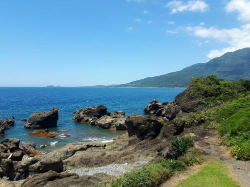 una playa rocosa con vistas al océano en 昕田民宿, en Ruisui