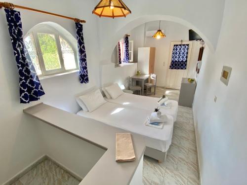 uma casa de banho com um lavatório branco e uma janela em Anna Studios em Katápola