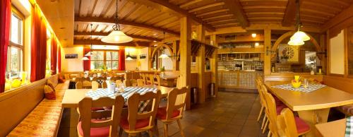 una sala da pranzo con tavoli e sedie in un ristorante di Stahlecker Hof a Lichtenstein