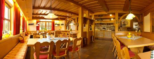 a dining room with tables and chairs in a restaurant at Stahlecker Hof in Lichtenstein
