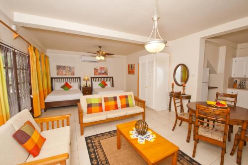 Гостиная зона в Grooms Beach Villa & Resort