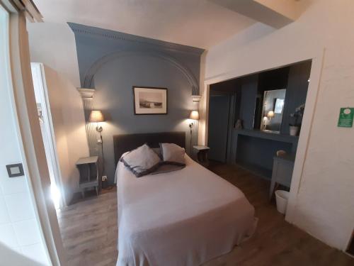 a bedroom with a bed in a room at Hôtel Saint Florent in Orange