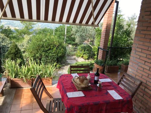 un gato sentado en una mesa en un patio en hilltop villa garden with great views en Poggio Catino