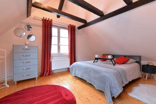 une chambre avec un lit, une commode et une fenêtre dans l'établissement Appartement L'Elégant de la Petite Venise, à Colmar
