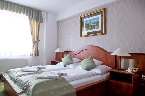 Una cama o camas en una habitación de Toldi Fogadó