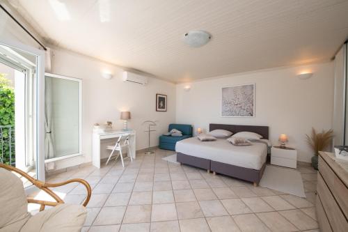 sypialnia z łóżkiem i biurkiem w obiekcie Villa Tomić Apartment Mia near the sea w mieście Opatija