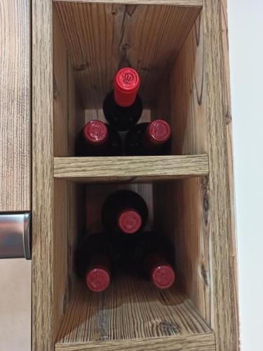 uma caixa de madeira com garrafas de vinho em La Caseta em Forcall