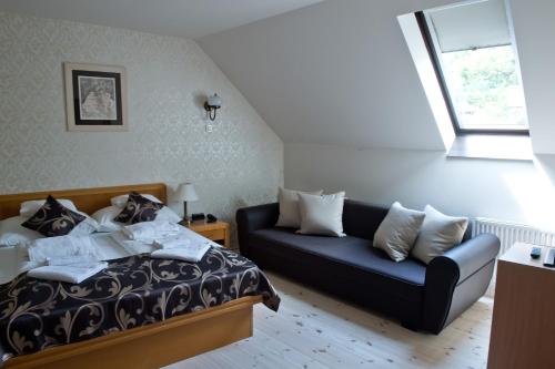Una cama o camas en una habitación de Toldi Fogadó