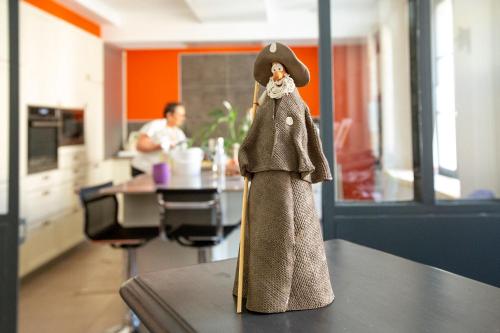 a figurine of a woman on a table in an office at La Maison De Siloe in Villefranche-de-Rouergue