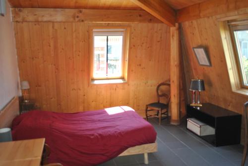 een slaapkamer met een bed, een bureau en een raam bij "Maison Schott" Studio in Nancy