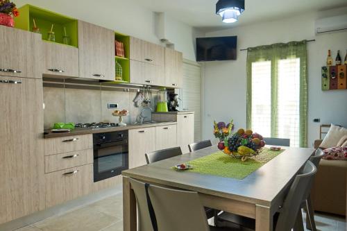TripatniにあるBouganville House - casa vacanzeのキッチン(テーブル、フルーツボウル付)