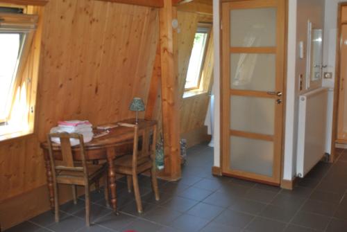 een eetkamer met een houten tafel en stoelen bij "Maison Schott" Studio in Nancy