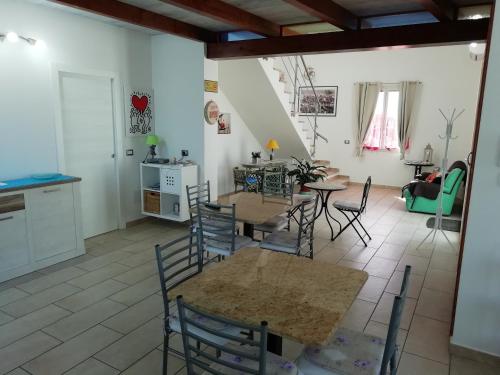 une cuisine et une salle à manger avec des tables et des chaises dans l'établissement B&B da Zio Lino, à SantʼAntìoco